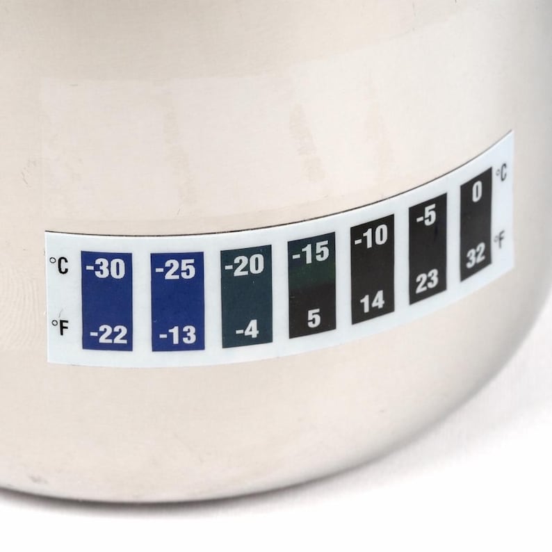 Op de afbeelding: Close-up van een roestvrijstalen container met een temperatuurmetersticker. De sticker toont Celsius- en Fahrenheit-metingen, vari&euml;rend van -30&deg;C (-22&deg;F) tot 0&deg;C (32&deg;F), in een gebogen, gesegmenteerd ontwerp.