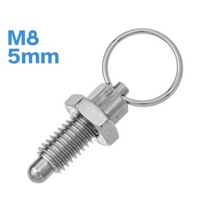Puede incluir: Un pasador de resorte de metal plateado con un anillo en la parte superior. El pasador tiene un eje roscado y una cabeza redondeada. El texto "M8 5mm" está impreso sobre un fondo blanco.