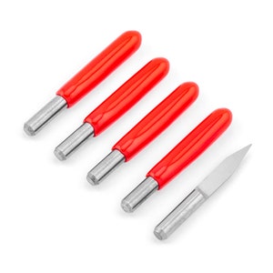 Peut inclure: Ensemble de cinq outils de sculpture avec des manches rouges et des lames argentées. Les outils sont disposés en rangée, les lames face au spectateur. Tous les outils sont de la même taille et de la même forme.