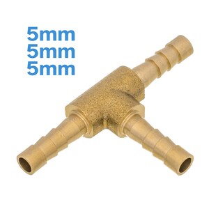 Può includere: Un raccordo a T in ottone con tre estremità a barbiglio da 5 mm. Il raccordo è in metallo color oro ed è progettato per collegare tubi. Il testo "5mm" è visualizzato in blu.