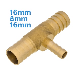 Può includere: Un raccordo a T in ottone con tre connettori a innesto per tubi flessibili. Il corpo principale ha connettori da 16 mm, il connettore laterale è da 8 mm e il testo sull'immagine indica 16 mm. Il raccordo è progettato per collegare tubi.