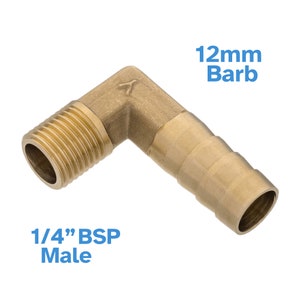 Può includere: Raccordo a gomito in ottone da 1/4" BSP maschio a 12 mm barb. Il raccordo è in ottone e ha una filettatura maschio BSP da 1/4" su un'estremità e una barb da 12 mm sull'altra estremità.