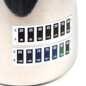 K&ouml;nnte beinhalten: Ein Edelstahlbeh&auml;lter mit einem Temperaturmessaufkleber. Der Aufkleber zeigt Celsius- und Fahrenheit-Temperaturen von 30 &deg;C bis 90 &deg;C (86 &deg;F bis 194 &deg;F).