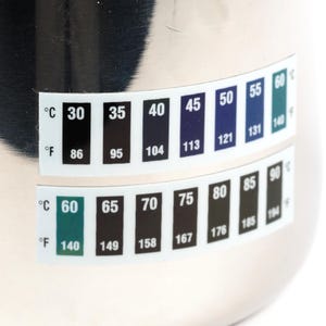 K&ouml;nnte beinhalten: Eine Thermoskanne aus Edelstahl mit einem Temperaturmess-Aufkleber. Der Aufkleber zeigt sowohl Celsius- als auch Fahrenheit-Temperaturen von 30 &deg;C bis 90 &deg;C (86 &deg;F bis 194 &deg;F).