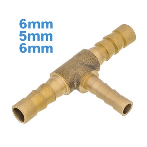 Può includere: Raccordo a T in ottone con tre aperture da 6 mm. Il raccordo è progettato per collegare tre tubi o flessibili.