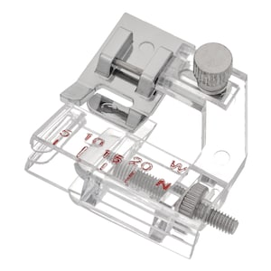 Puede incluir: Un pie de máquina de coser transparente y ajustable con un prensatelas de metal y una base de plástico transparente. La base tiene marcas rojas para medidas en milímetros. Se utiliza un tornillo plateado para los ajustes. El pie está diseñado para coser.