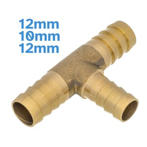 Può includere: Raccordo a T per tubi in ottone con tre connessioni per tubo da 12 mm. Il raccordo è in ottone e ha un colore dorato.