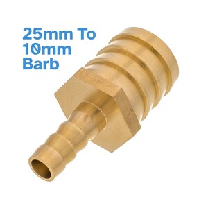 Può includere: Raccordo per tubo in ottone da 25 mm a 10 mm con boccola. Il raccordo ha una forma esagonale e un'estremità filettata.