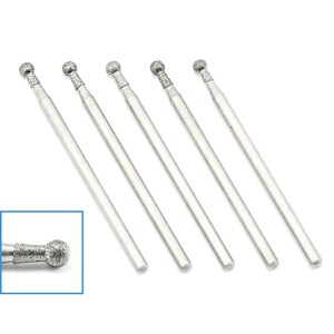Puede incluir: Conjunto de cinco fresas de bola de diamante plateado para usar con una herramienta rotativa. Las fresas miden aproximadamente 7,6 cm de largo.