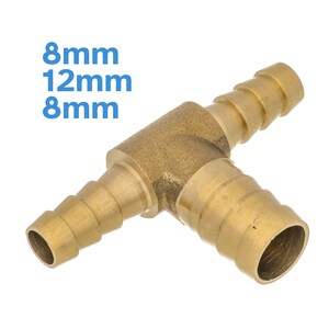 Può includere: Connettore per tubo a T in ottone con tre aperture. Il connettore ha un'apertura da 12 mm al centro e aperture da 8 mm su entrambi i lati. Il connettore è in ottone e ha una finitura dorata.