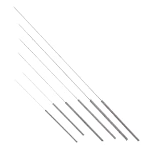Puede incluir: Un conjunto de seis agujas de acupuntura plateadas de diferentes longitudes. Las agujas están dispuestas en diagonal, con la aguja más larga en la parte superior y la más corta en la parte inferior.