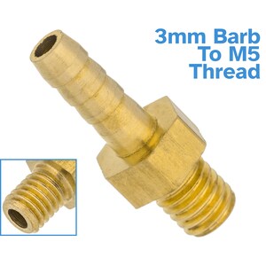 Könnte beinhalten: Ein goldfarbener Messing-Anschluss mit einem 3 mm-Barb an einem Ende und einem männlichen M5-Gewinde am anderen Ende. Der Anschluss ist so konzipiert, dass er einen 3 mm-Schlauch mit einem Bauteil mit einem M5-Gewinde verbindet.