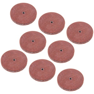 Puede incluir: Ocho discos de lija marrones con un agujero en el centro. Los discos están dispuestos en círculo.