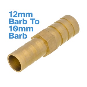 Può includere: Un raccordo per tubo in ottone da 12 mm a 10 mm. Il raccordo è in ottone e ha una finitura dorata lucida.