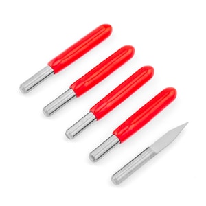 Peut inclure: Cinq outils de sculpture avec des manches rouges et des lames argentées, et un outil de sculpture argenté avec une pointe pointue.