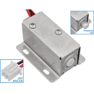 Puede incluir: Una cerradura de puerta eléctrica plateada con un botón blanco y un conector JST XH2.54. La cerradura está encendida y el botón está presionado.