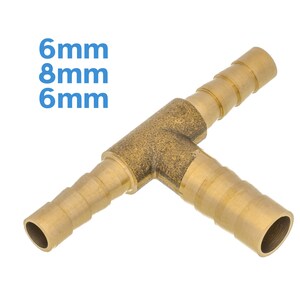 Può includere: Raccordo a T in ottone con tre aperture. Le aperture hanno un diametro di 6 mm, 8 mm e 6 mm.