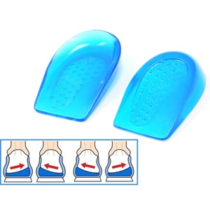 Puede incluir: Un par de plantillas de talón de gel azul para zapatos. Las plantillas están diseñadas para proporcionar soporte y amortiguación adicionales para el talón. Las plantillas se muestran en una vista cercana, con la superficie texturizada de las plantillas visible.