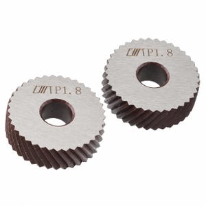Può includere: Due frese circolari in metallo con denti angolati e un foro centrale. Ogni fresa presenta una superficie superiore in argento spazzolato con il testo inciso P1.8 e un profilo laterale marrone scuro con denti diagonali per lavorazioni.