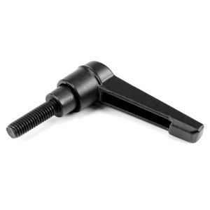 Puede incluir: Manija de palanca de plástico negro con un eje de metal roscado. La manija tiene una forma plana y rectangular con un extremo redondeado.