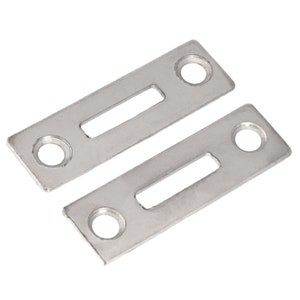 Puede incluir: Dos placas de metal plateadas con una ranura rectangular en el centro y un agujero redondo en cada extremo.