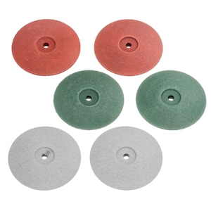 Puede incluir: Seis discos de lija en tres colores: rojo, verde y gris. Cada disco tiene un pequeño agujero en el centro.