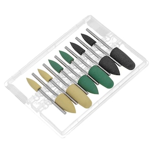 Puede incluir: Un juego de diez bandas de lijado en una caja de plástico transparente. Las bandas son de varios colores, incluyendo verde, negro y beige. Las bandas están hechas de un material suave y flexible y están diseñadas para usarse con una herramienta rotativa.