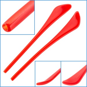 Peut inclure: Deux branches de lunettes rouge vif, chacune avec une tige fine et droite qui s'élargit en une extrémité en forme de palette. Les pointes sont arrondies. Un gros plan montre l'extrémité creuse d'une branche. Le fond est blanc.