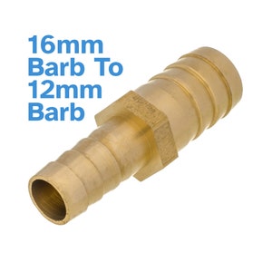 Può includere: Connettore per tubo in ottone da 16 mm a 12 mm con barb. Il connettore è dorato e ha una forma esagonale su un'estremità.