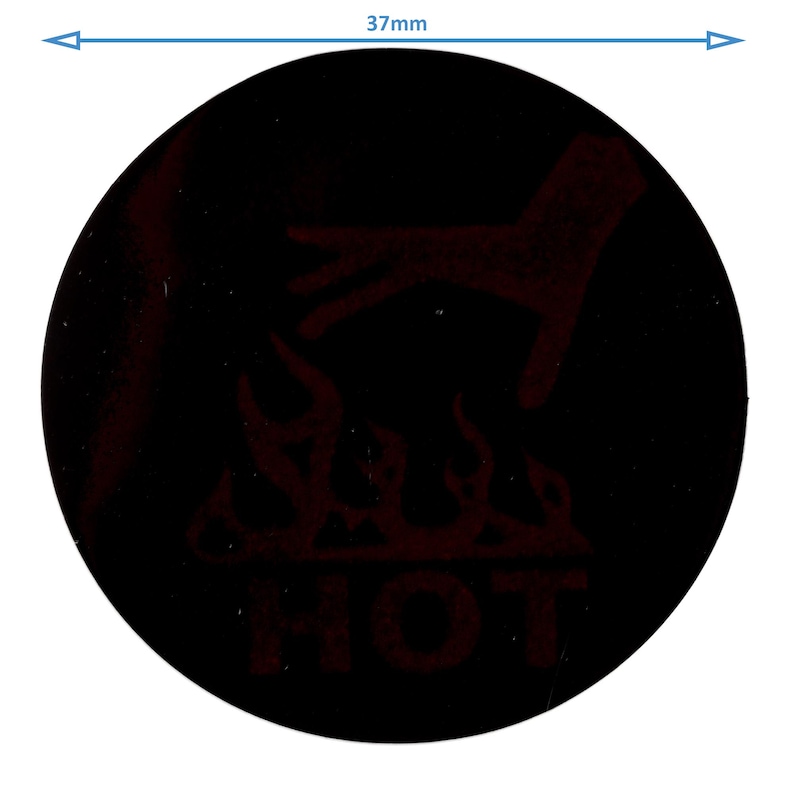Op de afbeelding: Een zwarte, ronde waarschuwingssticker met een diameter van 37 mm, met een rode afbeelding van een hand boven vlammen en het woord "HOT" in het rood. De sticker is bedoeld om te waarschuwen voor een heet oppervlak.