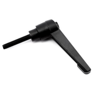 以下が含まれることがあります： ねじ付きシャフトが付いた黒いプラスチック製のレバーハンドル。ハンドルは、物体を締めたり緩めたりするために設計されています。