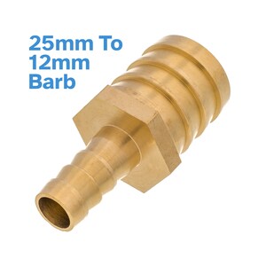Può includere: Un raccordo per tubo flessibile in ottone con il testo "25mm To 12mm Barb" in blu. Il raccordo ha un centro esagonale e un design a gradini e scanalato per un fissaggio sicuro del tubo. Progettato per collegare tubi.