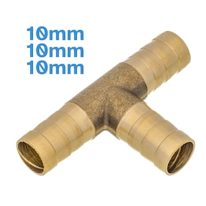 Può includere: Raccordo a T in ottone con tre connessioni per tubo da 10 mm. Il raccordo è in metallo lucido color oro.