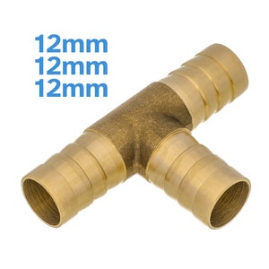 Può includere: Raccordo a T per tubi in ottone con tre aperture da 12 mm. Il raccordo è in ottone e ha una finitura dorata lucida.