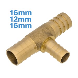 Può includere: Raccordo per tubi a T in ottone con tre connessioni per tubi flessibili. Il raccordo ha una connessione per tubi flessibili di diametro 16 mm, 12 mm e 16 mm.