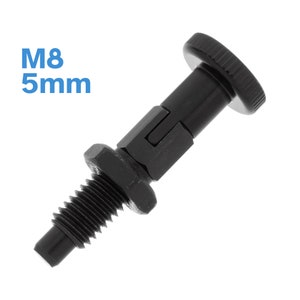 Puede incluir: Piston de resorte de metal negro con un diámetro de 5 mm y una rosca M8. El pistón tiene una perilla moleteada en la parte superior y un eje roscado en la parte inferior.