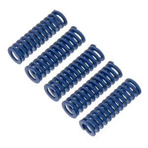 Peut inclure: Cinq ressorts hélicoïdaux en métal bleu, chacun d'une longueur différente, sont disposés en rangée sur un fond blanc.