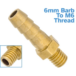 Könnte beinhalten: Ein Messing-6-mm-Barb-zu-M6-Gewinde-Fitting. Das Fitting hat ein Gewindeende und ein Barb-Ende zum Anschließen an einen Schlauch.