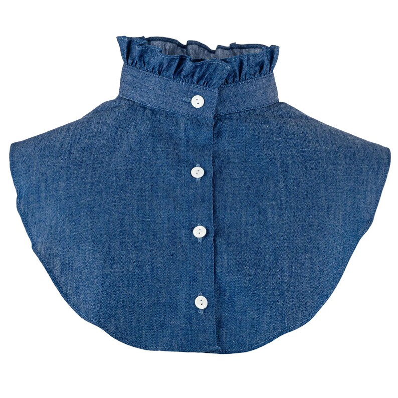 K&ouml;nnte beinhalten: Ein Denim-Kragen mit R&uuml;schenkante und vier wei&szlig;en Kn&ouml;pfen. Der Kragen ist hellblau.