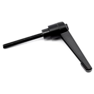 以下が含まれることがあります： 黒いプラスチック製のハンドルとねじ山のある金属棒。ハンドルは、物体を締めたり緩めたりするために設計されています。