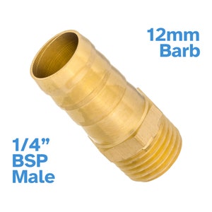 Può includere: Un raccordo per tubo in ottone da 1/4" BSP maschio a 12 mm di barb. Il raccordo è in ottone e ha una filettatura maschio BSP da 1/4" su un'estremità e un barb da 12 mm sull'altra estremità.
