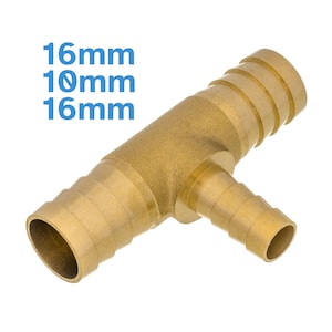 Può includere: Raccordo a T in ottone con tre aperture. Le aperture hanno un diametro di 16 mm, 10 mm e 16 mm.