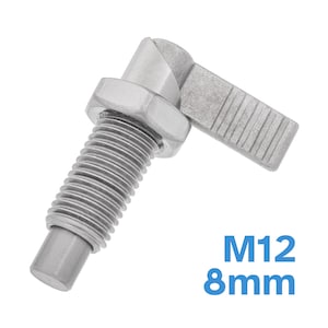 Puede incluir: Pestillo de metal plateado con un eje roscado y un brazo de palanca. El pestillo está etiquetado como "M12 8mm".