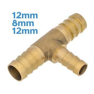 Può includere: Raccordo a T in ottone con tre aperture. Le aperture hanno un diametro di 12 mm, 8 mm e 12 mm.