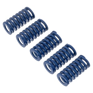 Peut inclure: Cinq ressorts hélicoïdaux en métal bleu, chacun avec un nombre différent de spires. Les ressorts sont disposés en quinconce, le plus grand en haut et le plus petit en bas.