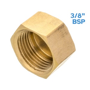 Könnte beinhalten: Eine 3/8 Zoll BSP-Gewindekappe aus Messing. Die Kappe ist sechseckig mit einem Gewindeloch in der Mitte.