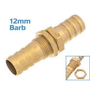 Könnte beinhalten: Ein goldfarbener 12-mm-Barb-Schlauchanschluss mit einem Gewindeende. Der Anschluss ist so konzipiert, dass er einen Schlauch an ein Gewinderohr oder ein Gewindeanschlussstück anschließt.
