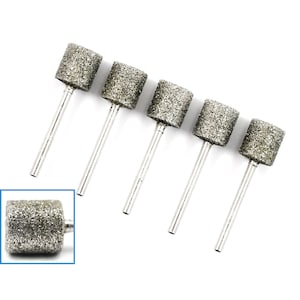 Peut inclure: Ensemble de six fraises à ongles en diamant argenté de forme cylindrique. Les fraises sont utilisées pour les manucures et les pédicures.