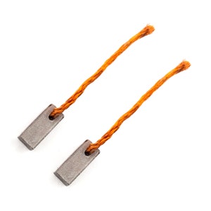 Könnte beinhalten: Zwei rechteckige, graue Metallkomponenten mit orangefarbenen geflochtenen Schnüren. Jede Komponente hat ein kleines Loch in der Nähe der Oberseite. Die Schnüre sind leuchtend orange und der Hintergrund ist weiß.