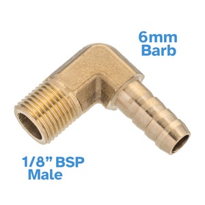 Può includere: Raccordo a gomito in ottone da 1/8 di pollice BSP maschio a 6 mm barb. Il raccordo è in ottone e ha una filettatura maschio BSP da 1/8 di pollice su un'estremità e una barb da 6 mm sull'altra estremità.